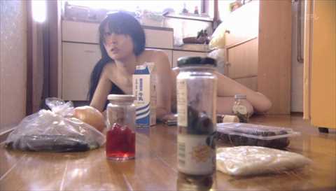 鳥居みゆき映画「非女子図鑑」でのセミヌードおっぱいエロ画像03