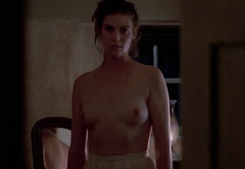 ケリーマクギリス乳首ヌード濡れ場おっぱいエロ画像01「刑事ジョン・ブック 目撃者」